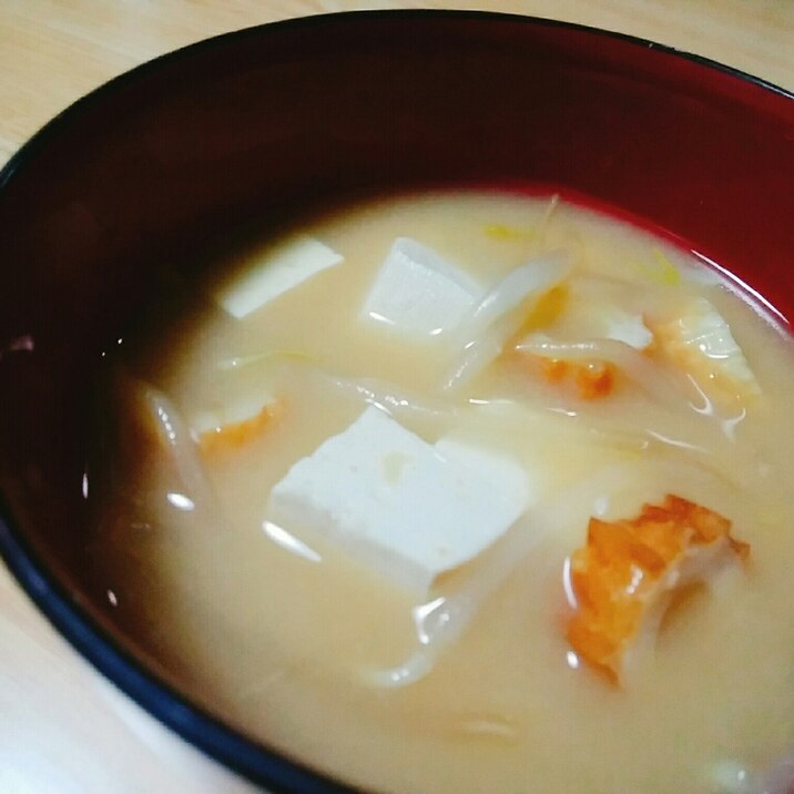 豆腐ともやしとちくわのみそ汁